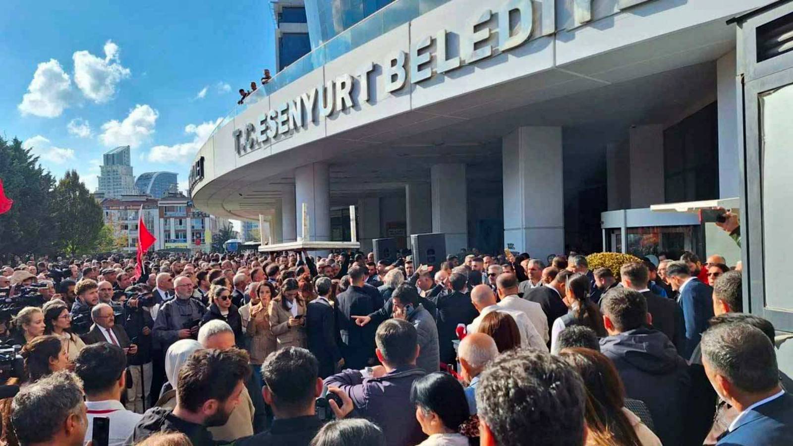 Nevşin Mengü: Kayyım atanan Esenyurt’ta 200 kişinin yeri değişti; sağlık işlerindekiler veteriner işlerine, basın birimindekiler temizlik işlerine atandı